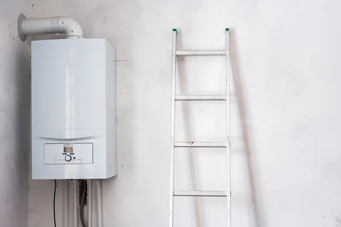 Instalación básica de caldera de gas en vivienda de Granada, realizada por técnicos de Térmycal.