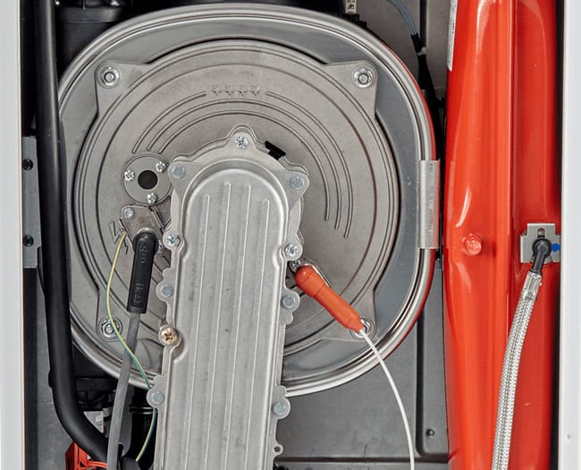 Interior de la caldera Baxi Neodens Lite 24 kW instalada en Granada